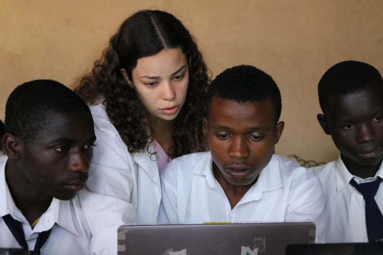Cooperación al desarrollo en Ruanda clases educación secundaria UMH