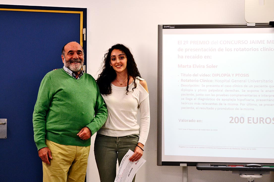 El profesor Jaime Merino y la alumna Marta Elvira Soler recoge el Premio al mejor vídeo presentación de los rotatorios Clínicos UMH durante la edición 2017-18